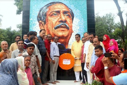 ঠাকুরগাঁওয়ে বঙ্গবন্ধুর প্রতিকৃতিতে আওয়ামী লীগের শ্রদ্ধা