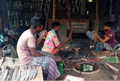 ঈদ ঘিরে ব্যস্ততা থাকলেও ভালো নেই কামার শিল্পীরা 