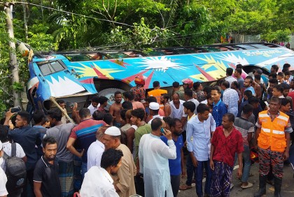 বৈদ্যুতিক খুঁটি ভেঙে রাস্তার বাইরে বাস, আহত ১৫