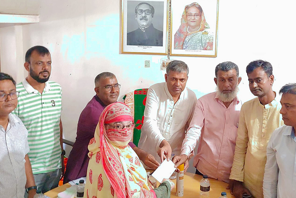 মাগুরায় মটর শ্রমিক ইউনিয়নের চেক বিতরণ