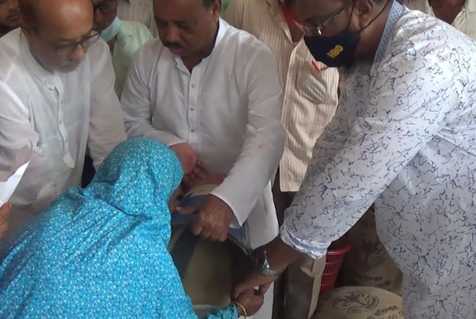 নেত্রকোনায় ভিজিএফ চাল বিতরণ কর্মসূচির উদ্বোধন 