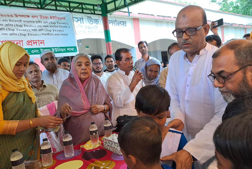 শেখ হাসিনার কঠোর পরিশ্রমে দেশ এগিয়ে যাচ্ছে: মতিয়া 

