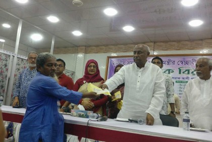 দরিদ্রদের মাঝে সমাজকল্যাণ প্রতিমন্ত্রীর আর্থিক সহায়তা