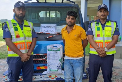 বিকল গাড়ির সহযোগিতায় পুলিশ, পরে ফেনসিডিল উদ্ধার