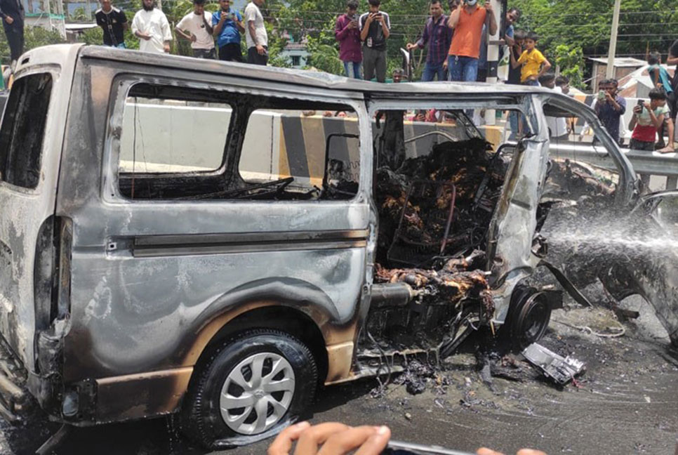 অ্যাম্বুলেন্সে আগুনে নিহত ৮; অর্ধেক পোড়া কাগজে মিললো মরদেহের পরিচয়