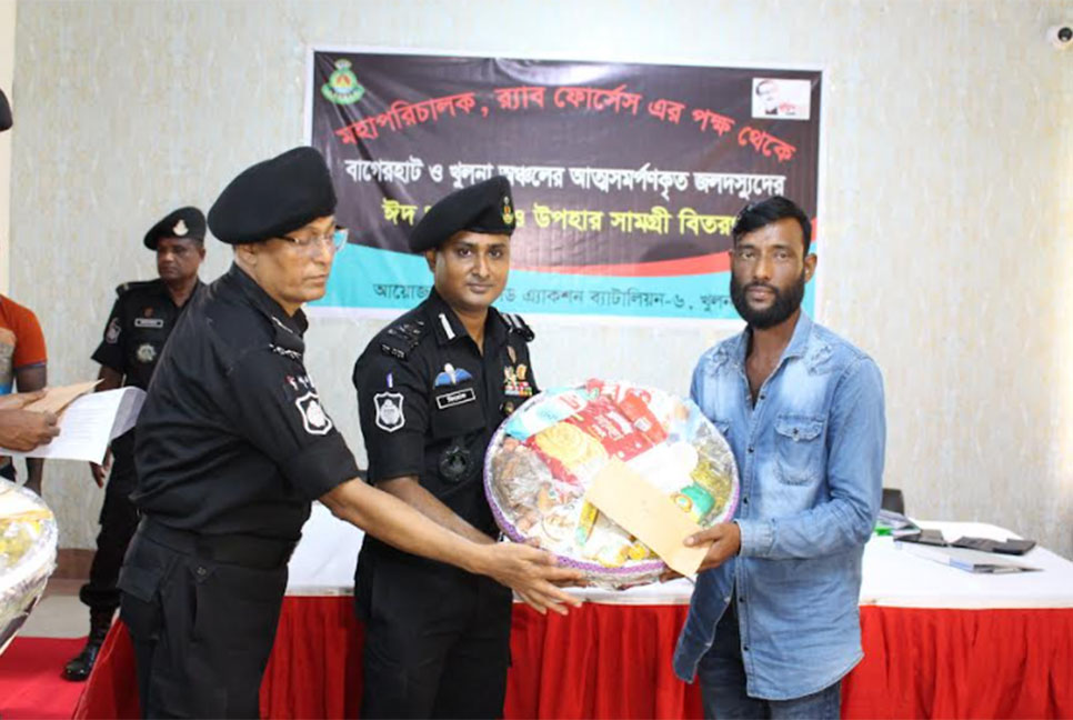 খুলনায় জলদস্যুরা পেলো
র‌্যাবের ঈদ উপহার 