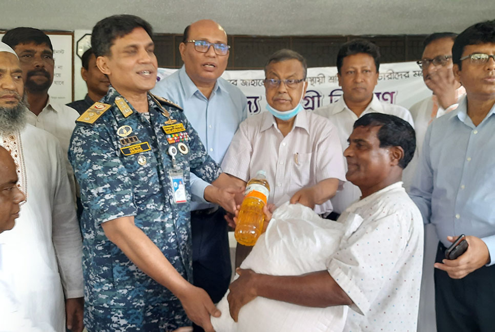 মোংলায় বন্দর শ্রমিক কর্মচারীদের মাঝে ঈদ সামগ্রী বিতরণ 