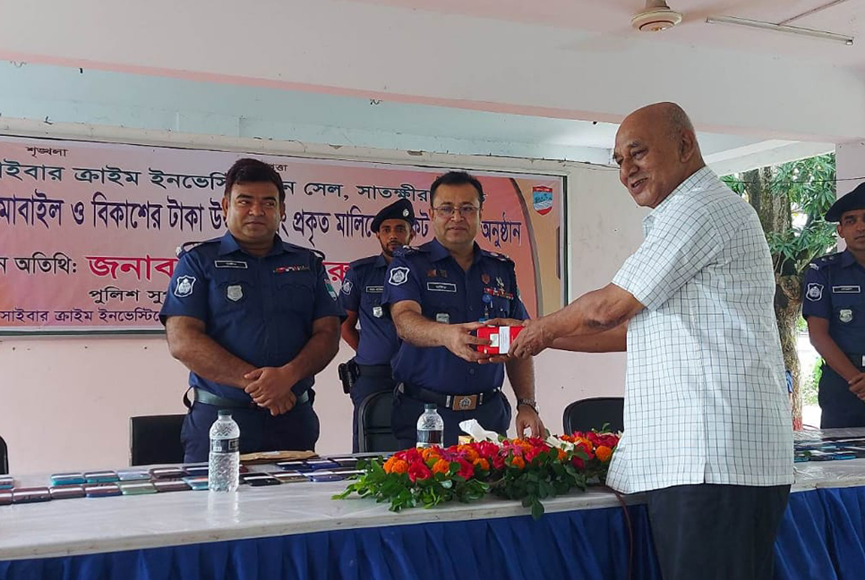 হারানো ১৪৩টি মোবাইল মালিককে ফিরিয়ে দিল পুলিশ