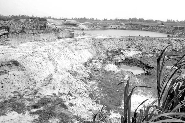 শেরপুরে ফসলি জমির মাটি লুট