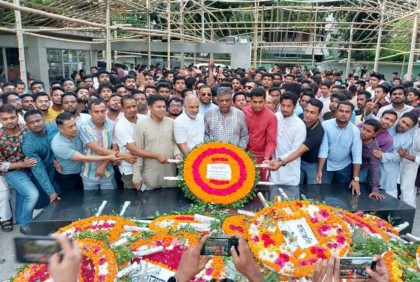 ধানমণ্ডিতে বঙ্গবন্ধুর প্রতিকৃতিতে আনোয়ারুজ্জামানের শ্রদ্ধা
