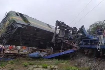 ভারতে এবার এক মালগাড়ির ওপর উঠে গেল আরেক মালগাড়ি