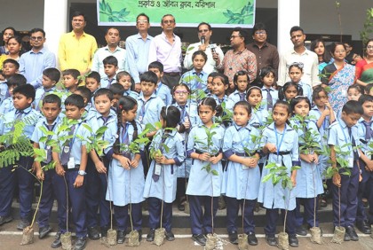 বরিশালে বৃক্ষরোপণ কর্মসূচি অনুষ্ঠিত
