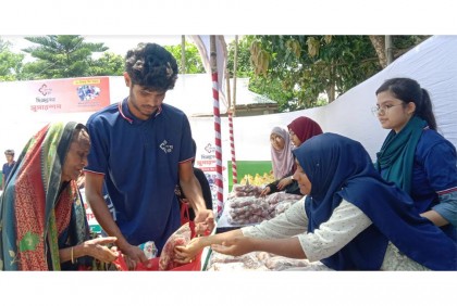 ১০ টাকায় ব্যাগভর্তি ঈদ বাজার
