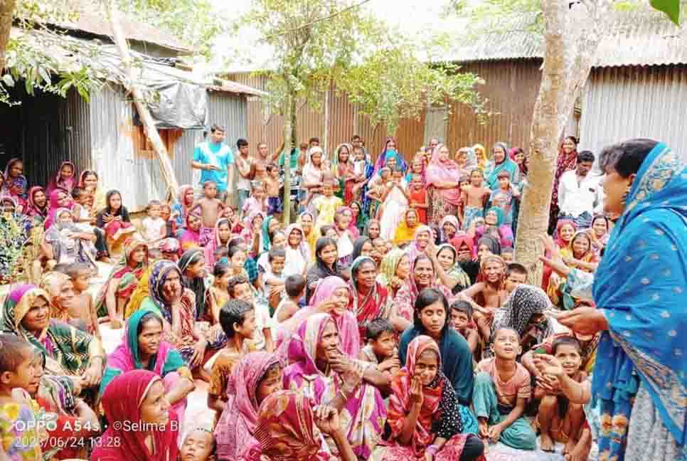 ফুলবাড়ীয়ায় আওয়ামী লীগের মনোনয়ন প্রত্যাশী সালমা’র উঠান বৈঠক
