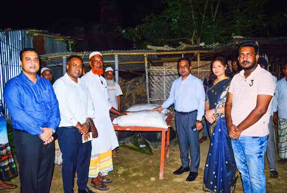 কোরবানির চামড়া সংরক্ষণে এতিমখানায় লবণ বিতরণ করলেন ডিসি