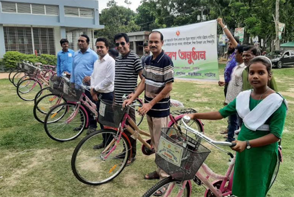 বড়াইগ্রামে শিক্ষার্থীদের মাঝে সাইকেল ও শিক্ষা উপকরণ বিতরণ