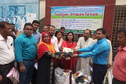 ঝিনাইদহে কৃষকদের মাঝে বিনামূল্যে সার ও বীজসহ কৃষি উপকরণ বিতরণ