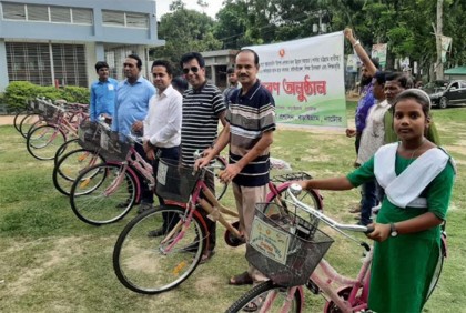 বড়াইগ্রামে শিক্ষার্থীদের মাঝে সাইকেল ও শিক্ষা উপকরণ বিতরণ