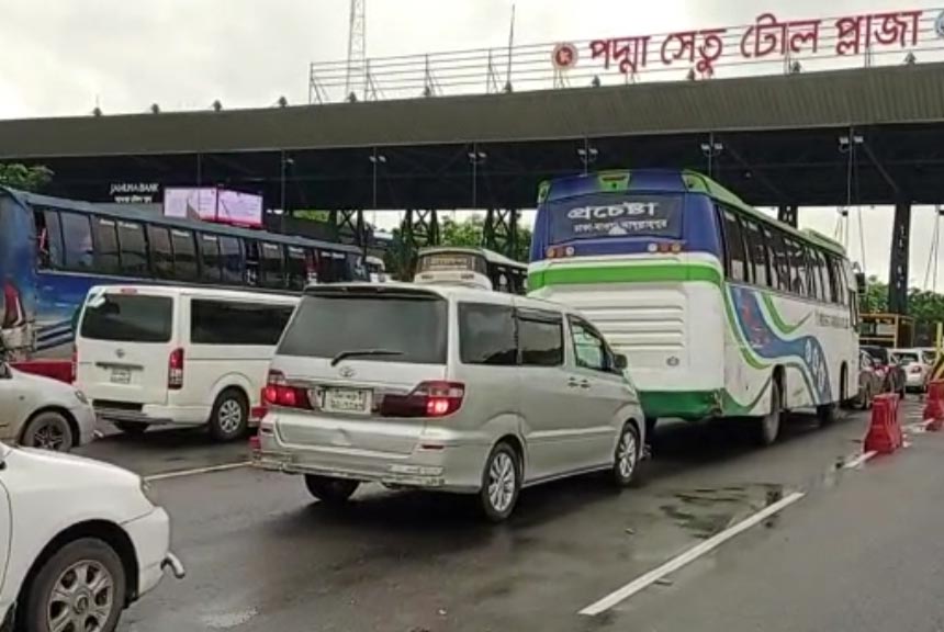 পদ্মা সেতু দিয়ে স্বাচ্ছন্দে বাড়ি ফিরছে ঘরমুখো মানুষ