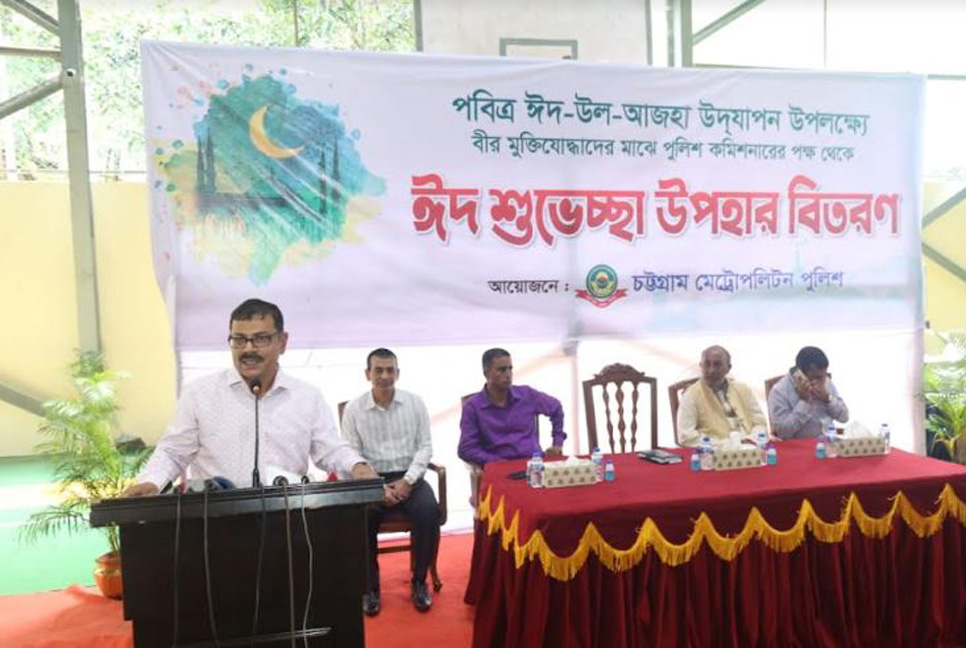 মুক্তিযোদ্ধাদের মাঝে পুলিশের উপহার বিতরণ