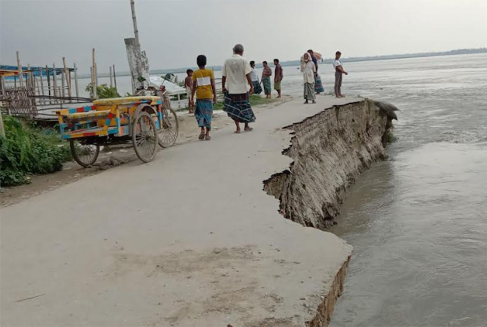 যমুনা নদীর পানি কমলেও বাড়ছে ভাঙন