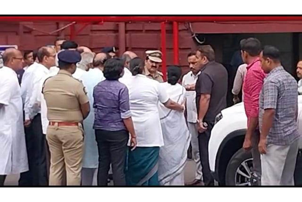 পায়ে ও কোমরে চোট পেয়ে কলকাতার হাসপাতালে চিকিৎসাধীন মমতা
