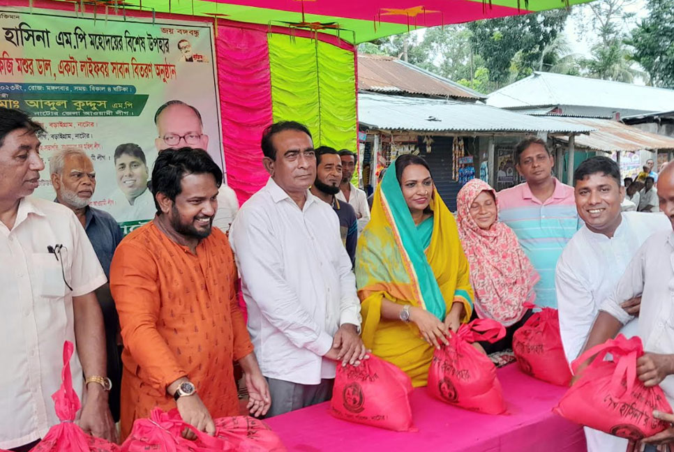 নাটোরের বড়াইগ্রামে জেলা পরিষদের উদ্যোগে ঈদ উপহার বিতরণ 