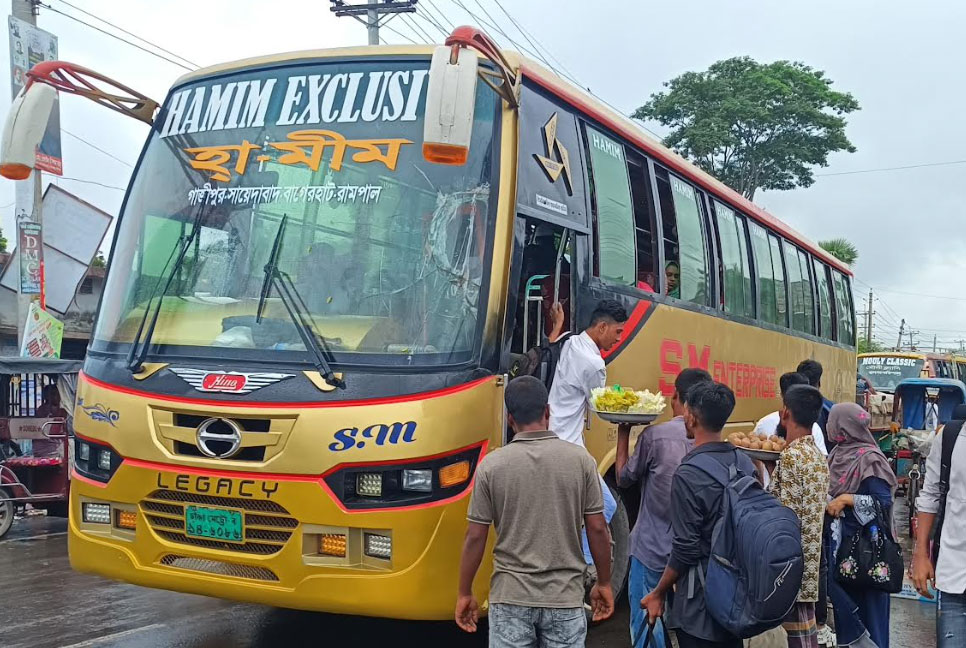 বাগেরহাটে ঈদে বাড়ি ফেরা মানুষের 
ভোগান্তি বাড়িয়েছে বৃষ্টি 