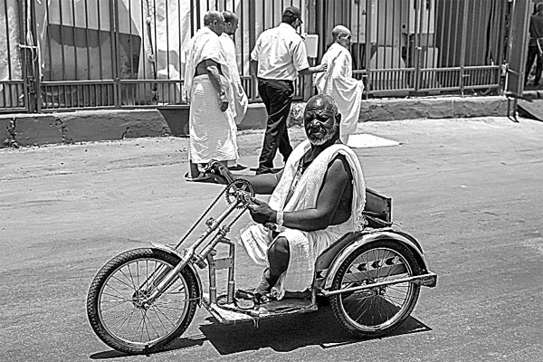 হাজি হাতে চালিত যান নিয়েই পবিত্র হজে