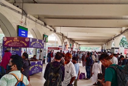 কমলাপুরে ঘরমুখো মানুষের উপচেপড়া ভিড়