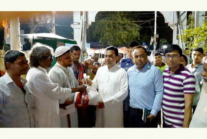 রাজশাহীর দরগা মাজার শরীফের অসহায় মানুষ পেল ঈদ উপহার