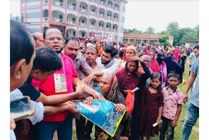 ভালুকায় ছয় হাজার দুস্থ নারীর মাঝে ঈদ উপহার বিতরণ 