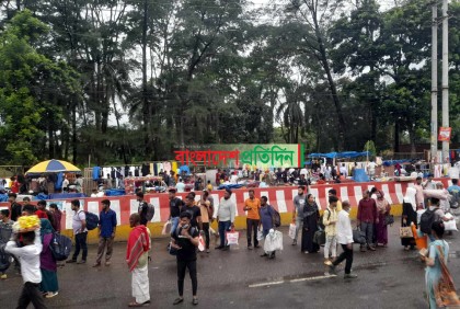 বৃষ্টিতে ভিজে গাড়ির অপেক্ষায় হাজারো পোশাক শ্রমিক 

