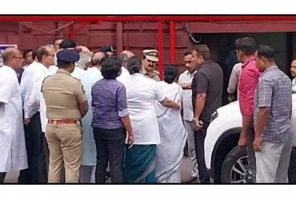 পায়ে ও কোমরে চোট পেয়ে কলকাতার হাসপাতালে চিকিৎসাধীন মমতা
