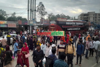 মাইলের পর মেইল হেঁটে যানবাহনের খোঁজ করছেন অনেকে
