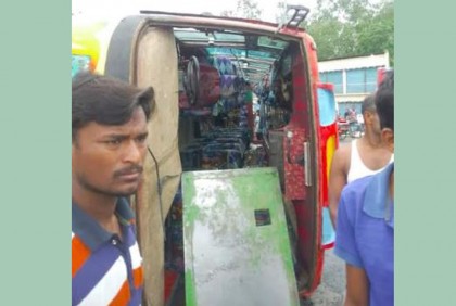 বগুড়ায় যাত্রীবাহী বাস উল্টে দুইজনের মৃত্যু