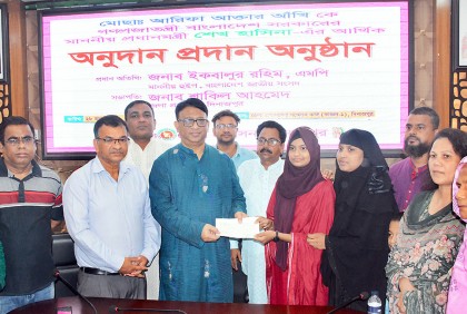 দিনাজপুরে চিত্রশিল্পী আঁখিকে অনুদানের চেক প্রদান  
