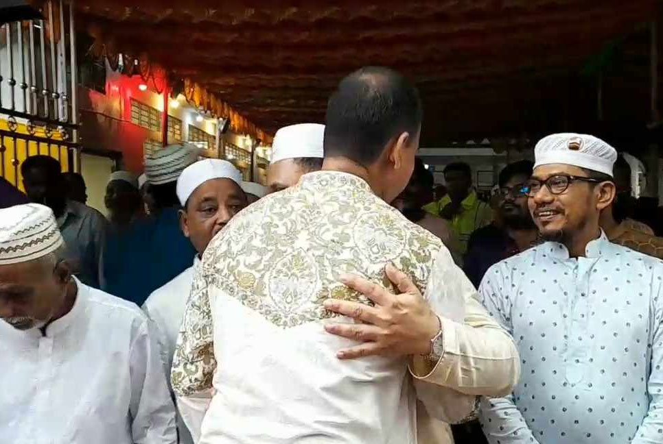 নেত্রকোনায় বৃষ্টির মধ্যে ঈদুল আজহার জামায়াত শেষে পশু কোরবানি