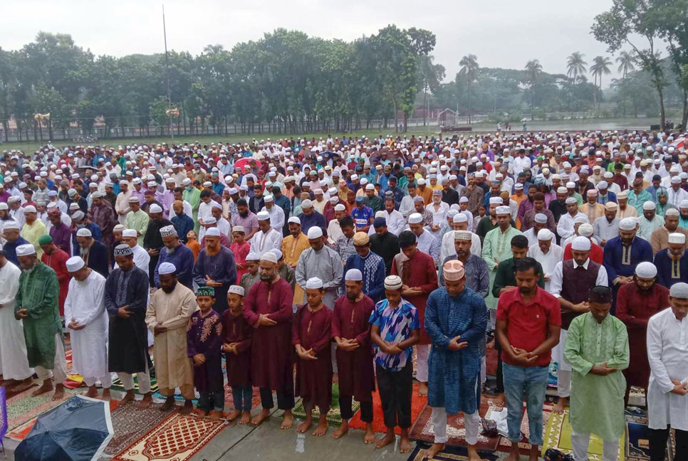 ময়মনসিংহে বৃষ্টি উপেক্ষা করে ঈদের নামাজ পড়লেন মুসল্লিরা