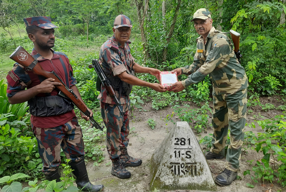 পাঁচবিবি সীমান্তে বিজিবি-বিএসএফ ঈদ শুভেচ্ছা বিনিময়

