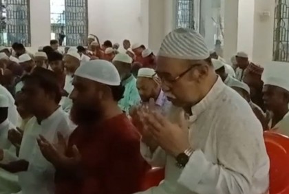 ভারী বৃষ্টির মধ্যে নরসিংদীতে ঈদের জামায়াত অনুষ্ঠিত