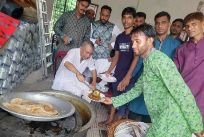 নেতাকর্মীদের গরুর মাংস রান্না করে খাওয়ালেন এমপি একরাম