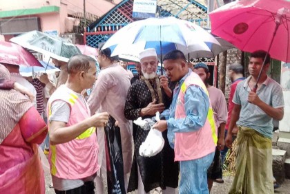 ঈদে বৃষ্টি উপেক্ষা করে বাড়ি বাড়ি টিম খোরশেদের ব্যতিক্রমী উপহার 

