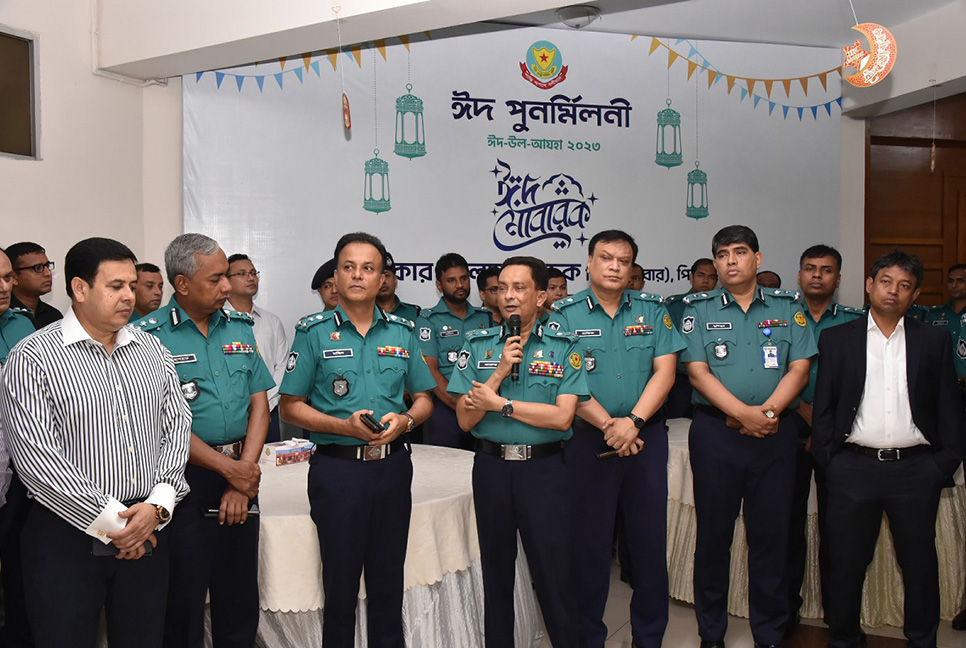ধৈর্য ও পেশাদারিত্বের সঙ্গে দায়িত্ব পালন করুন : ডিএমপি কমিশনার

