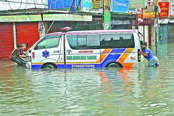 বৃষ্টিতে ডুবেছে ঢাকার অলিগলি