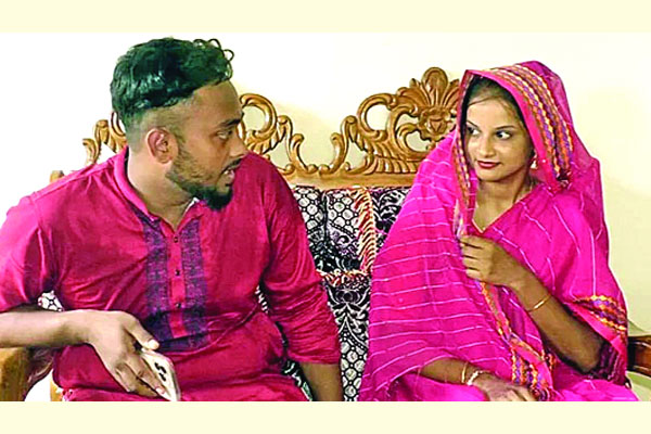 প্রেমের টানে নোয়াখালীতে মালয়েশীয় তরুণী