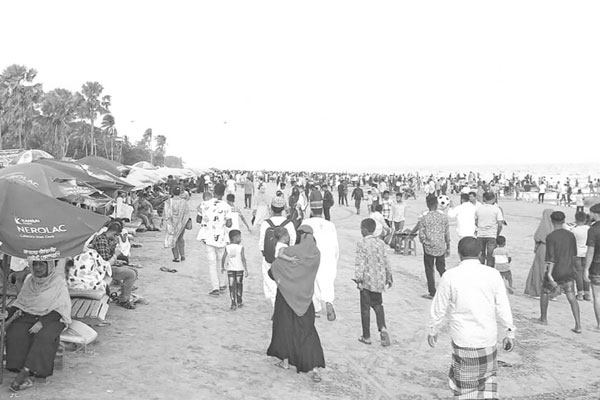 কুয়াকাটায় পর্যটকের ঢল