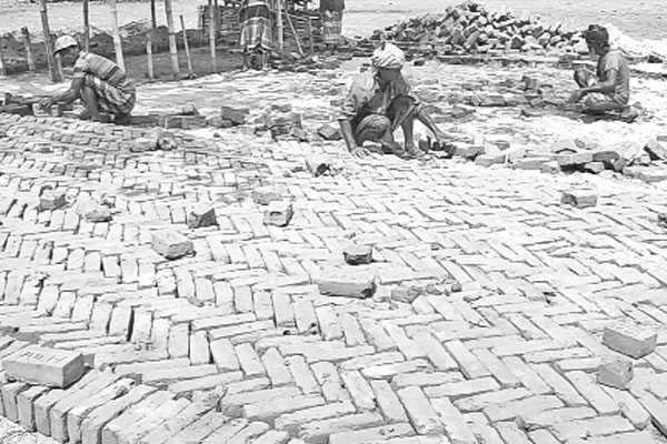 হাট উন্নয়ন কাজে নিম্নমানের সামগ্রী