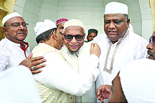সিলেটে ঈদের জামাতে দুই মেয়রের কোলাকুলি, সম্প্রীতির আহ্বান