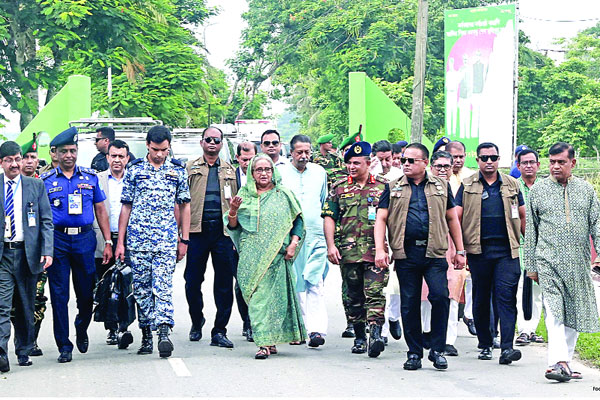 হেঁটে নিজ গ্রাম দেখলেন প্রধানমন্ত্রী


